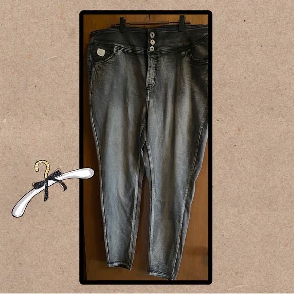 Plus size black distressed skinny jeans. Size 22. - Picture 2 of 2